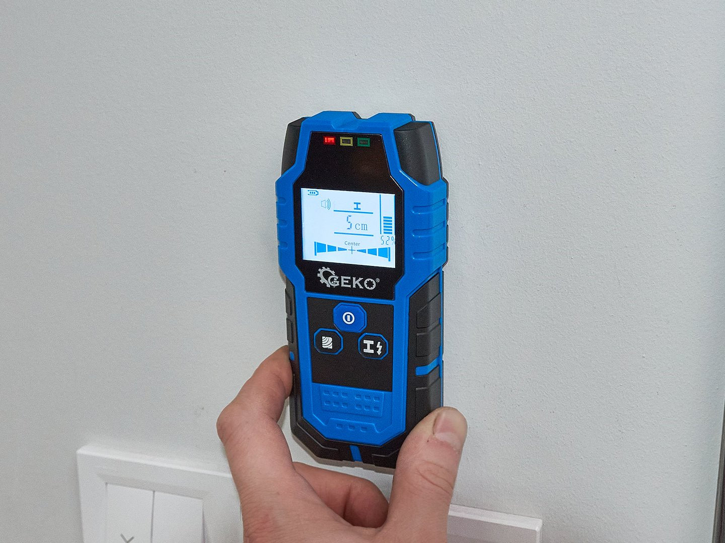 Цифров детектор за електрически проводници в стени GEKO