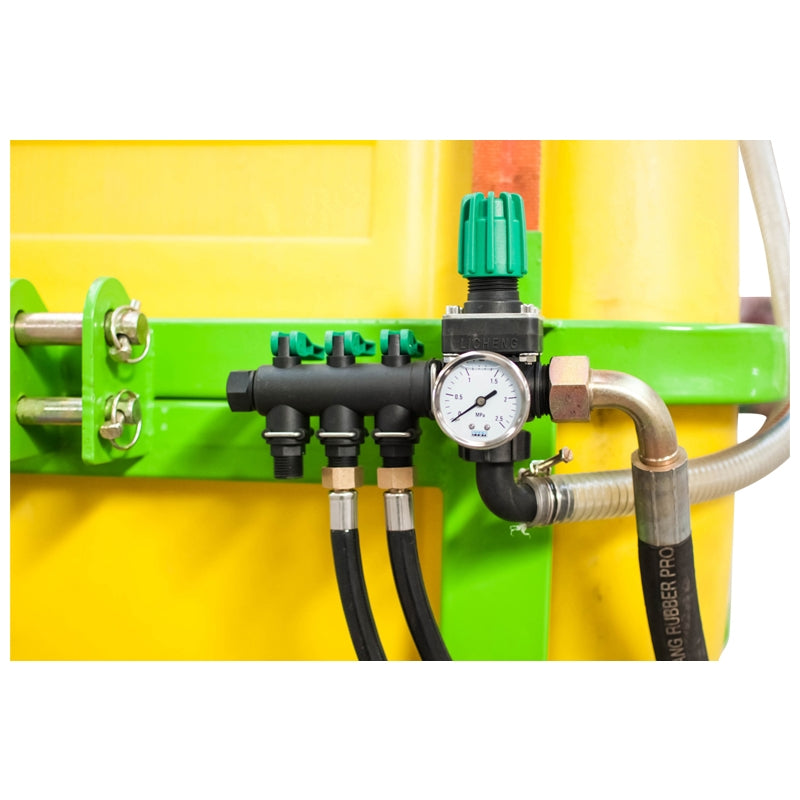 Разпръсквач на торове FLS600 от неръждаема стомана с управление в кабината и включен карданен вал