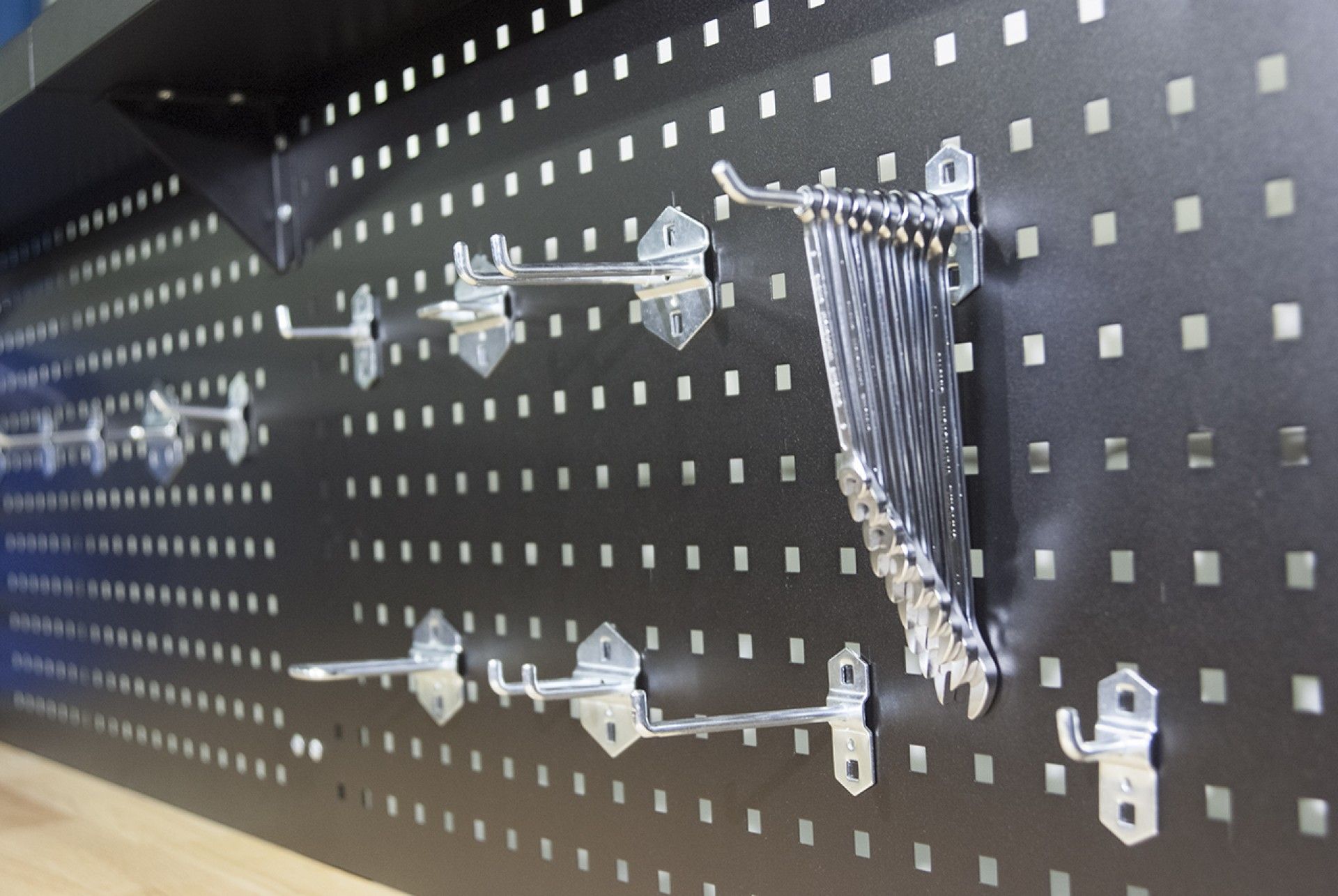 Метална работна маса със стена, 10 чекмеджета, масивен дървен плот - 213 см, KrofTools професионален, Португалия