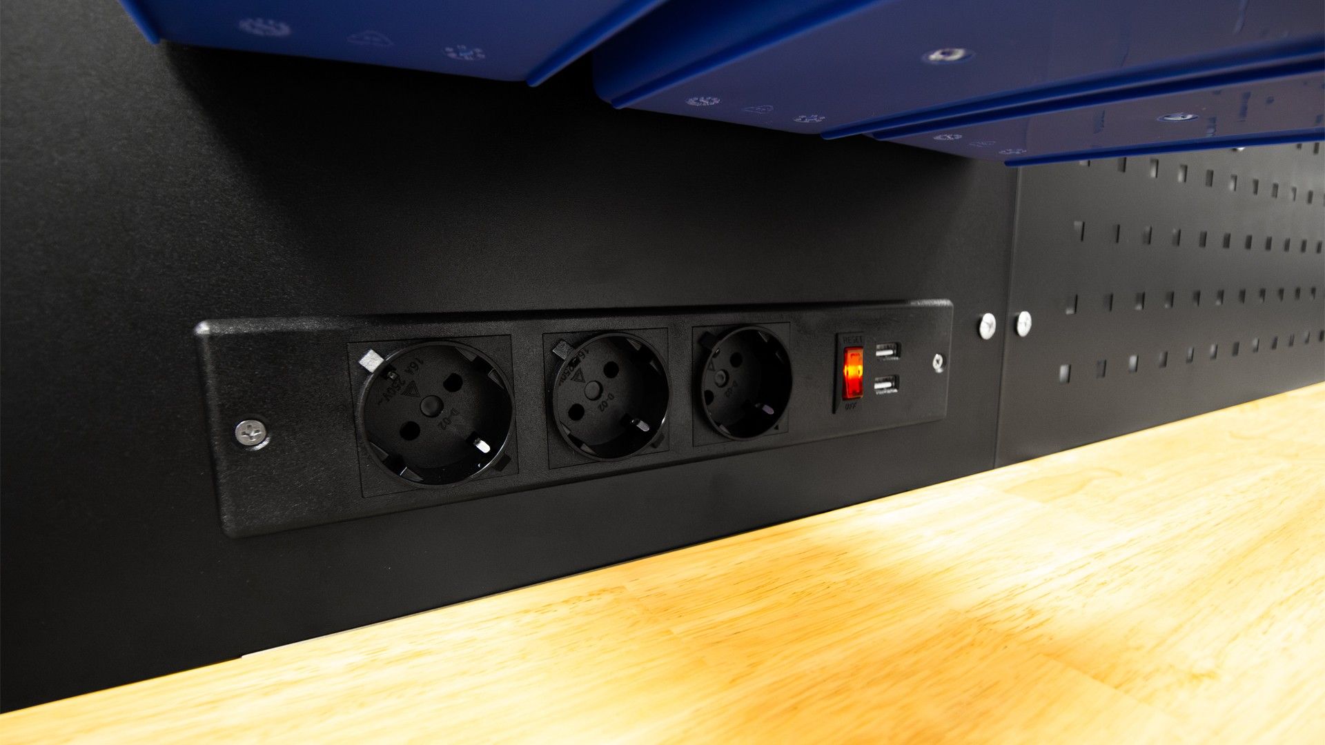 Професионална метална работна маса с 10 чекмеджета, плот от масивно дърво, LED панел, 230V контакти, USB порт, дължина 213 см