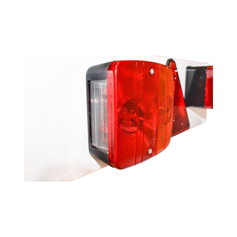 Греда за ремарке 1220 мм, 2x лампа, 1x лампа за мъгла, 2x светлоотразителен триъгълник, 6 м кабел и 7-пинов 12V контакт