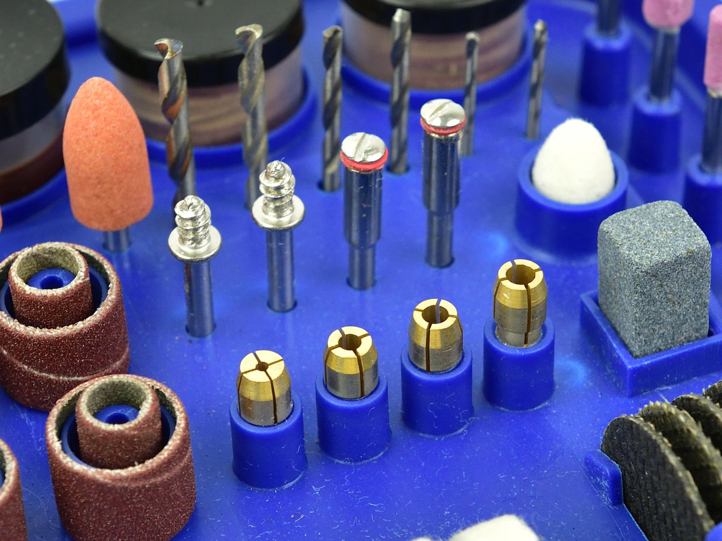 Комплект мини шлифовъчна машина с аксесоари 222 части 220V GEKO