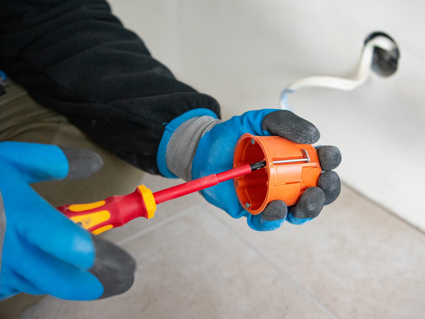 Комплект изолирани отвертки за електротехници 1000V и цифров тестер за напрежение 7 броя GEKO