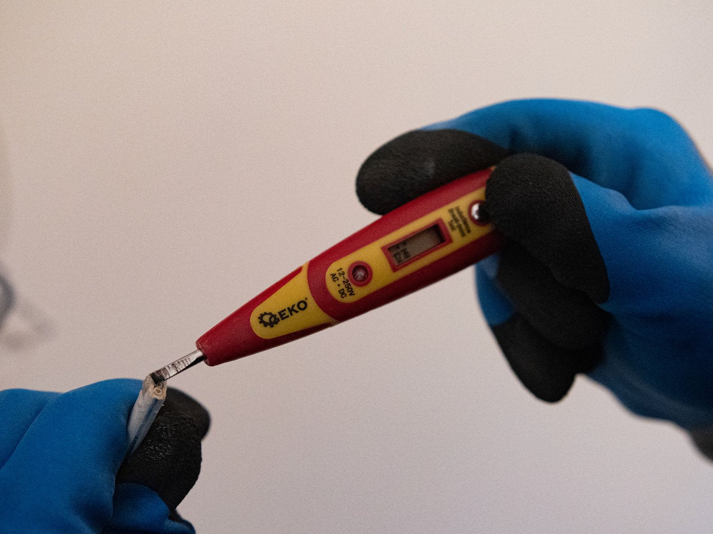 Комплект изолирани отвертки за електротехници 1000V и цифров тестер за напрежение 7 броя GEKO