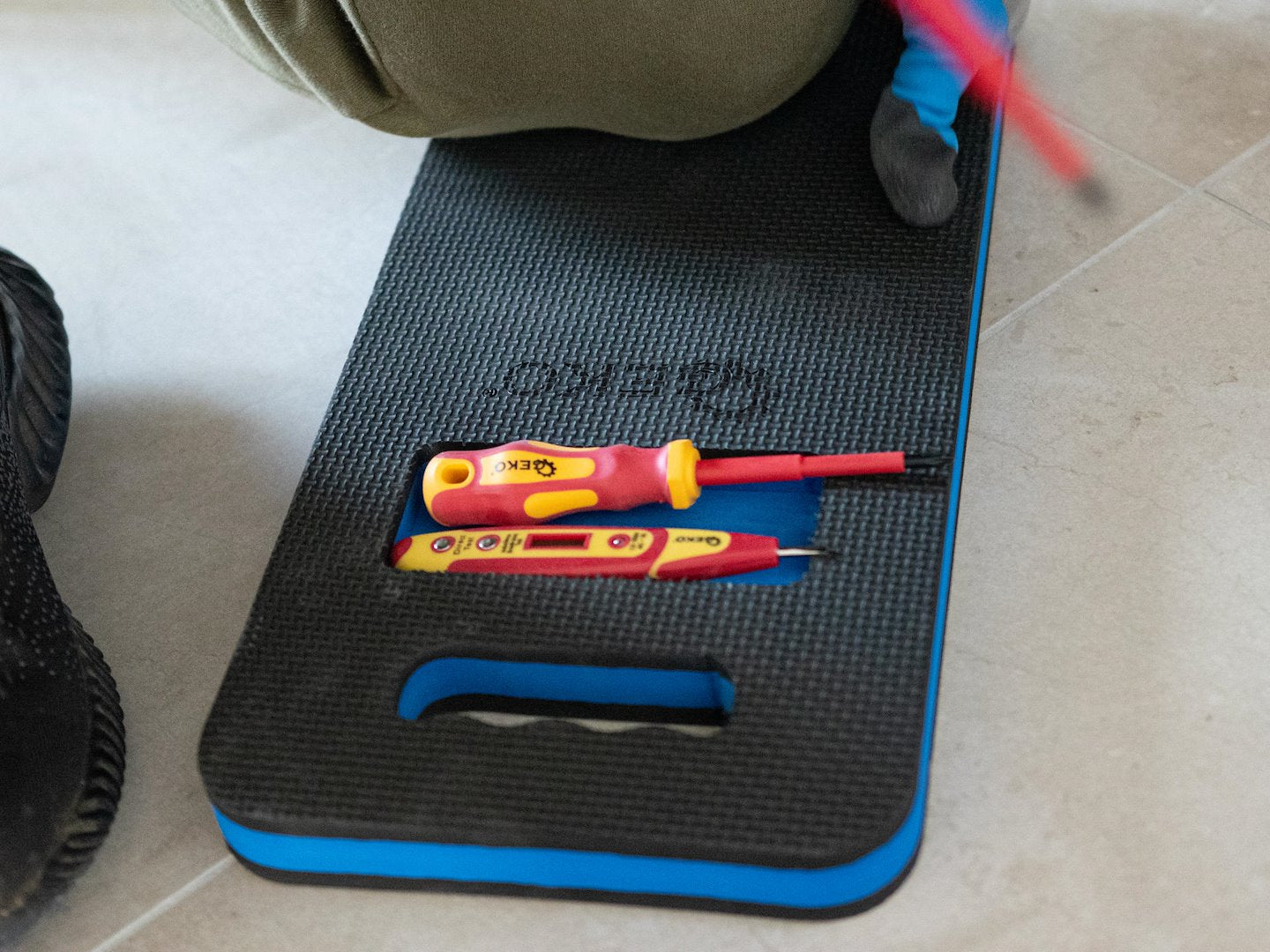 Комплект изолирани отвертки за електротехници 1000V и цифров тестер за напрежение 7 броя GEKO