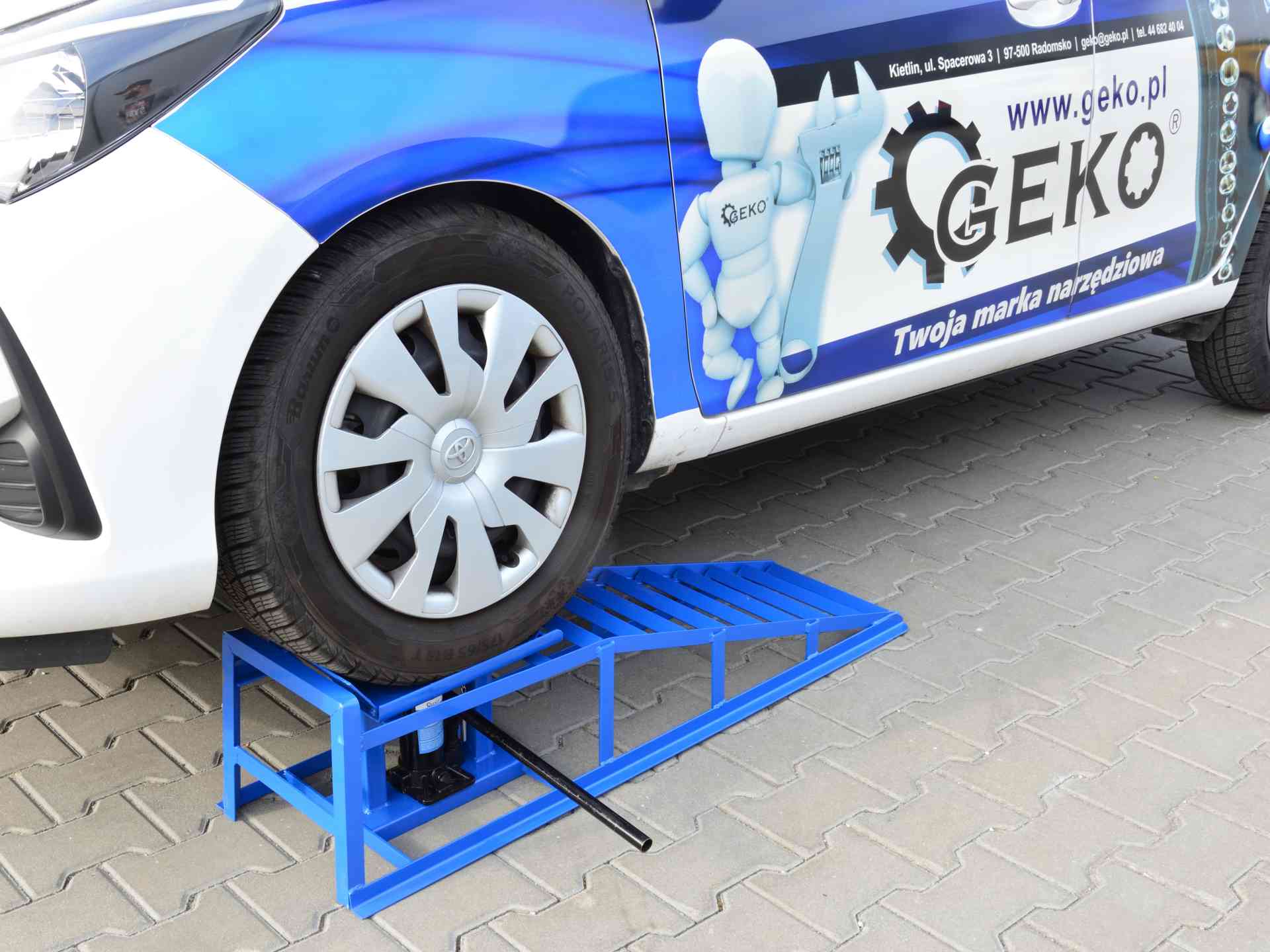 Автомобилна рампа с хидравлично повдигане 2 т GEKO