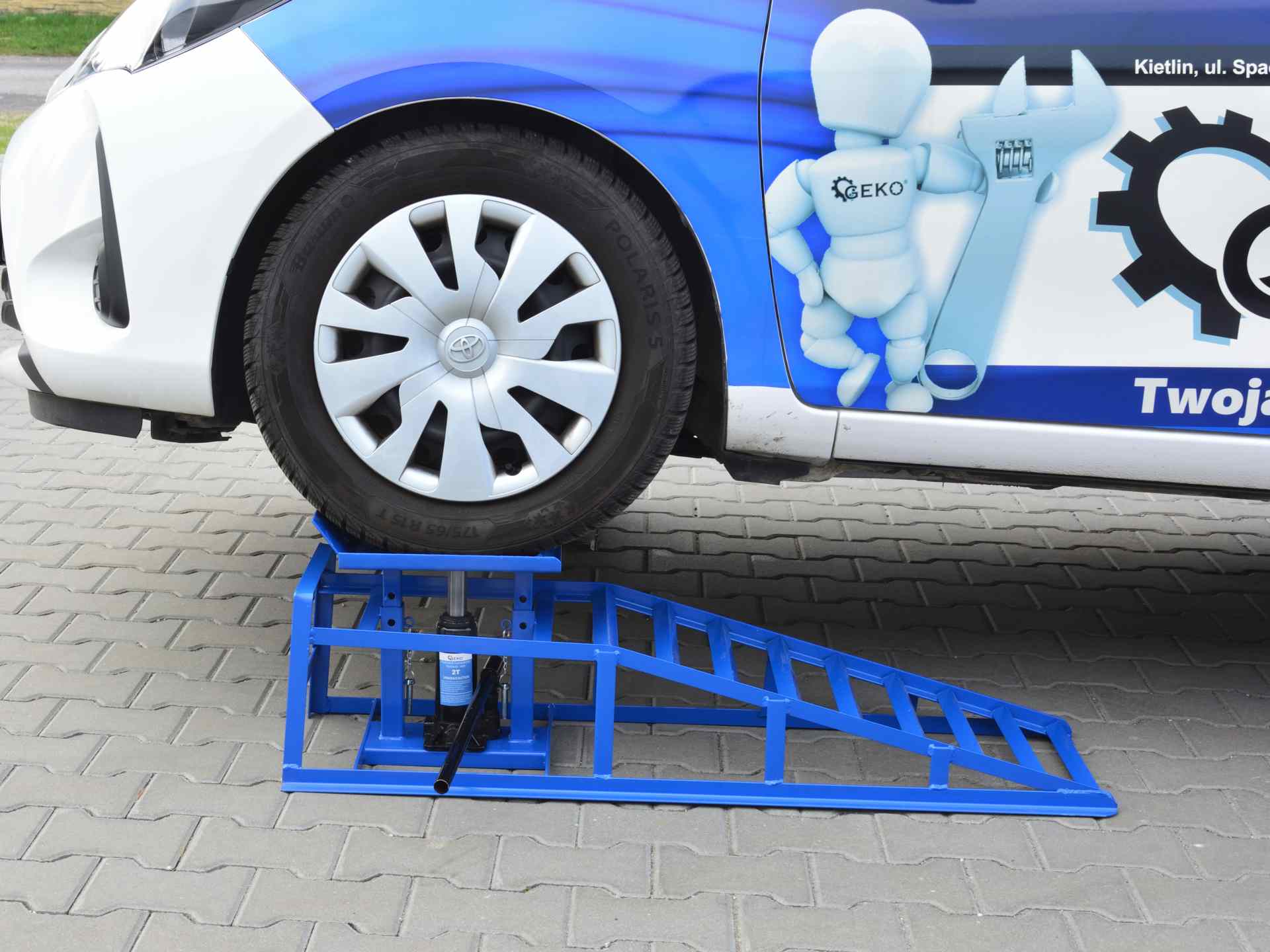 Автомобилна рампа с хидравлично повдигане 2 т GEKO