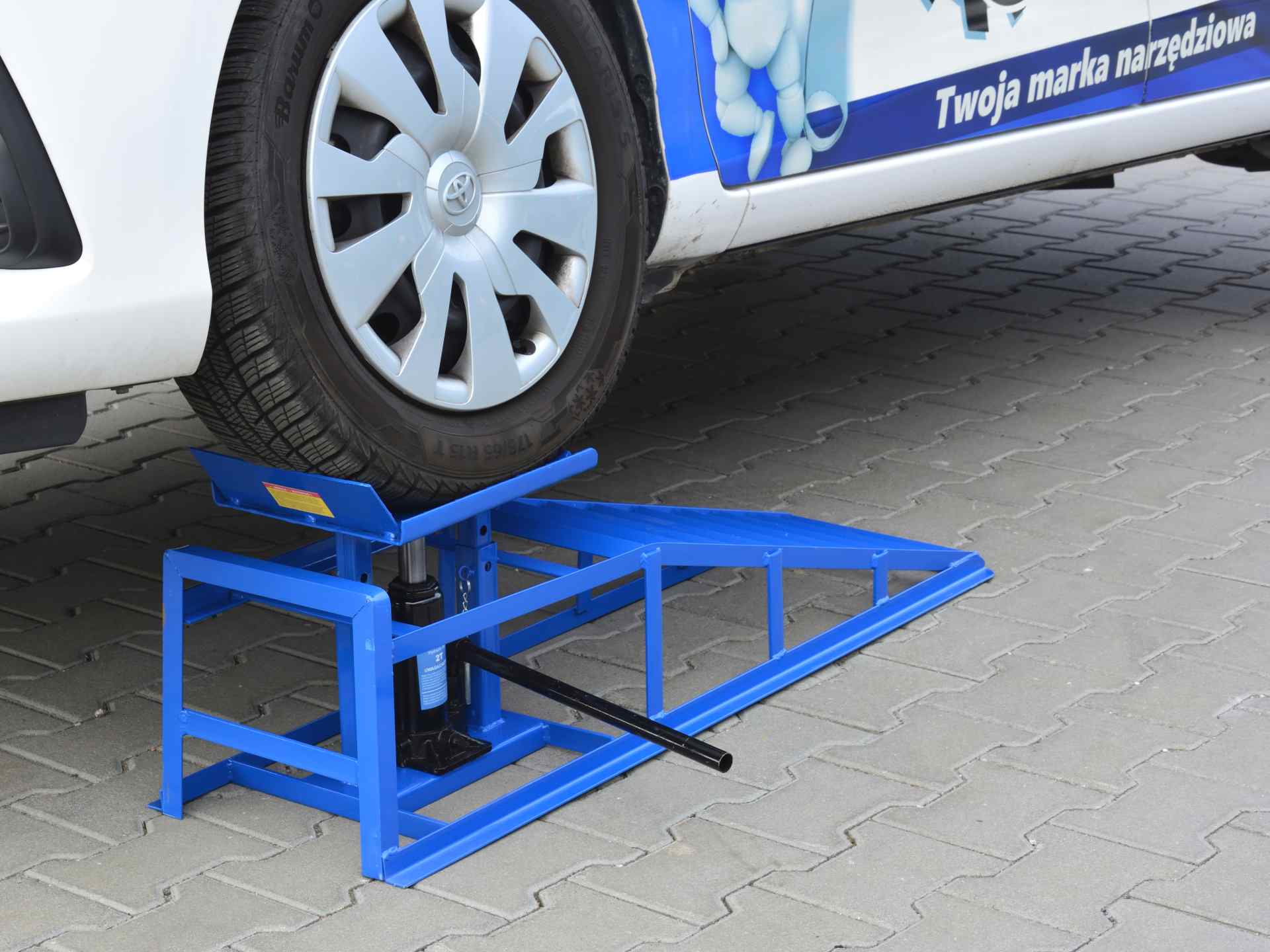 Автомобилна рампа с хидравлично повдигане 2 т GEKO