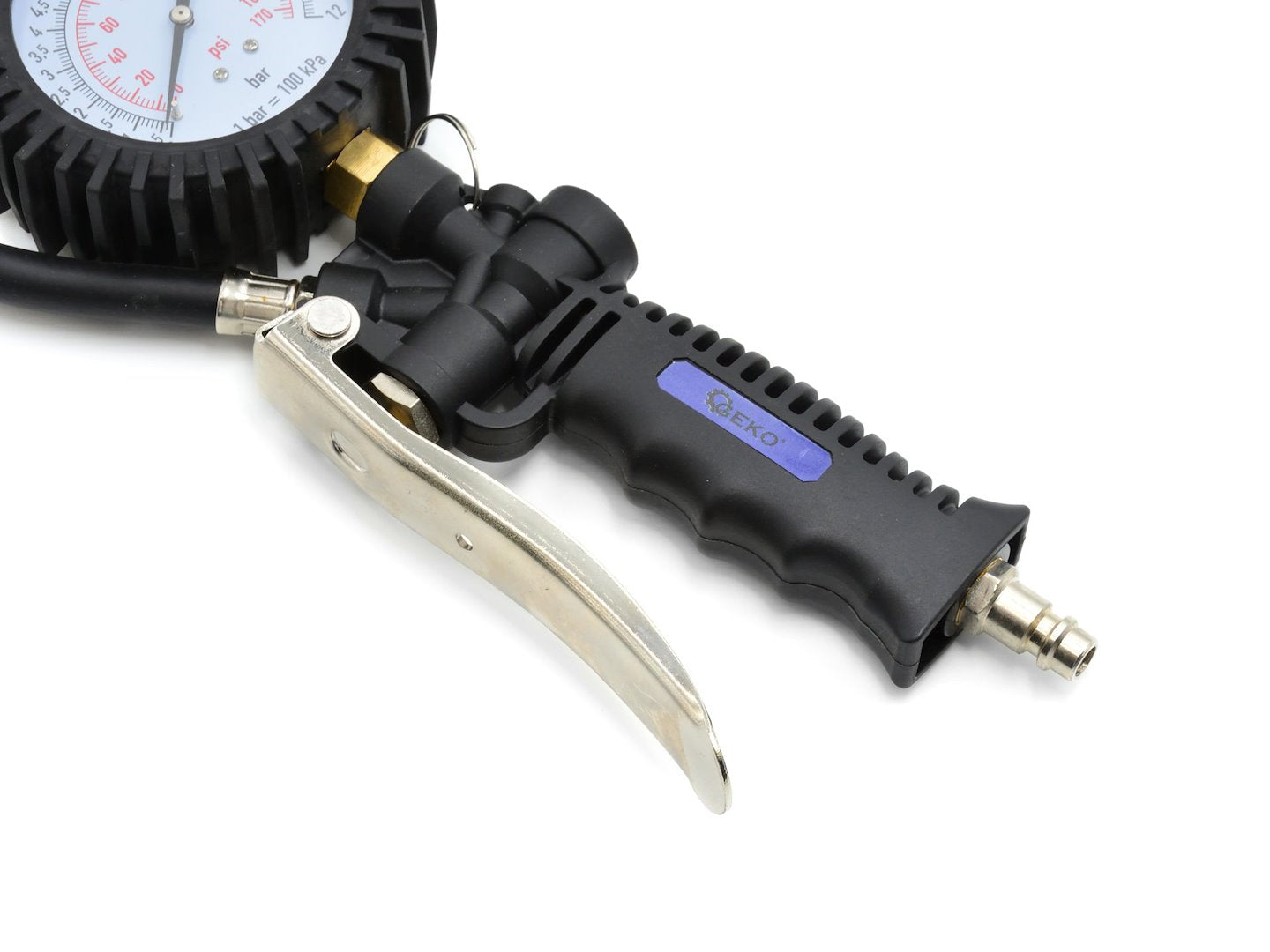 Пистолетът за помпане на гуми с манометър