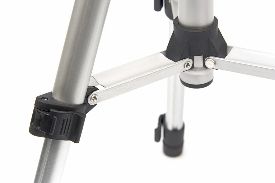 Лазерен нивелир с кръстасони линии и статив, точност ±3 мм/10 м, обхват 30 м, IP54, идеален за прецизно подравняване HBM