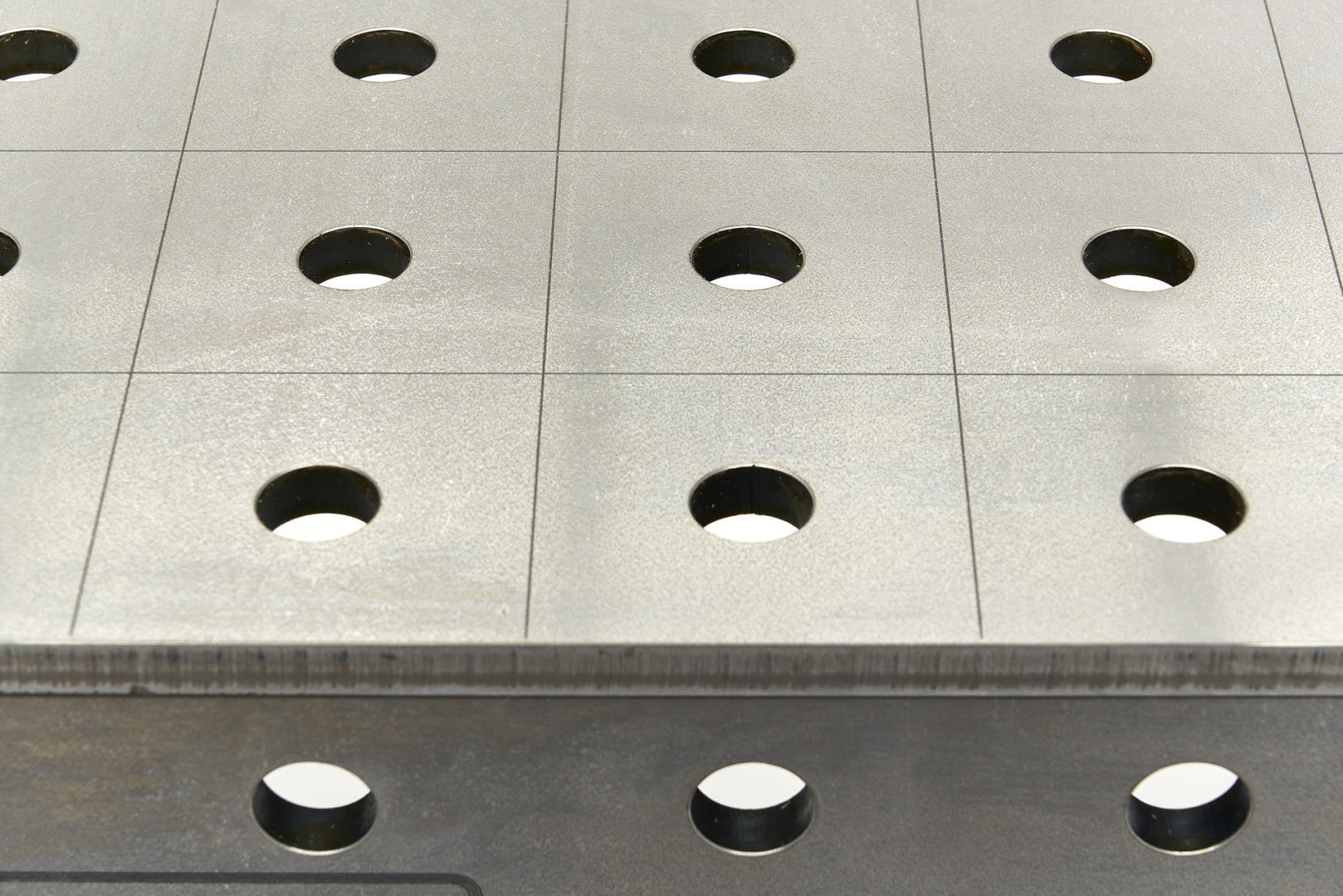 Мобилна работна маса за заварки Ø 28 мм 1500 х 1000 х 15 мм