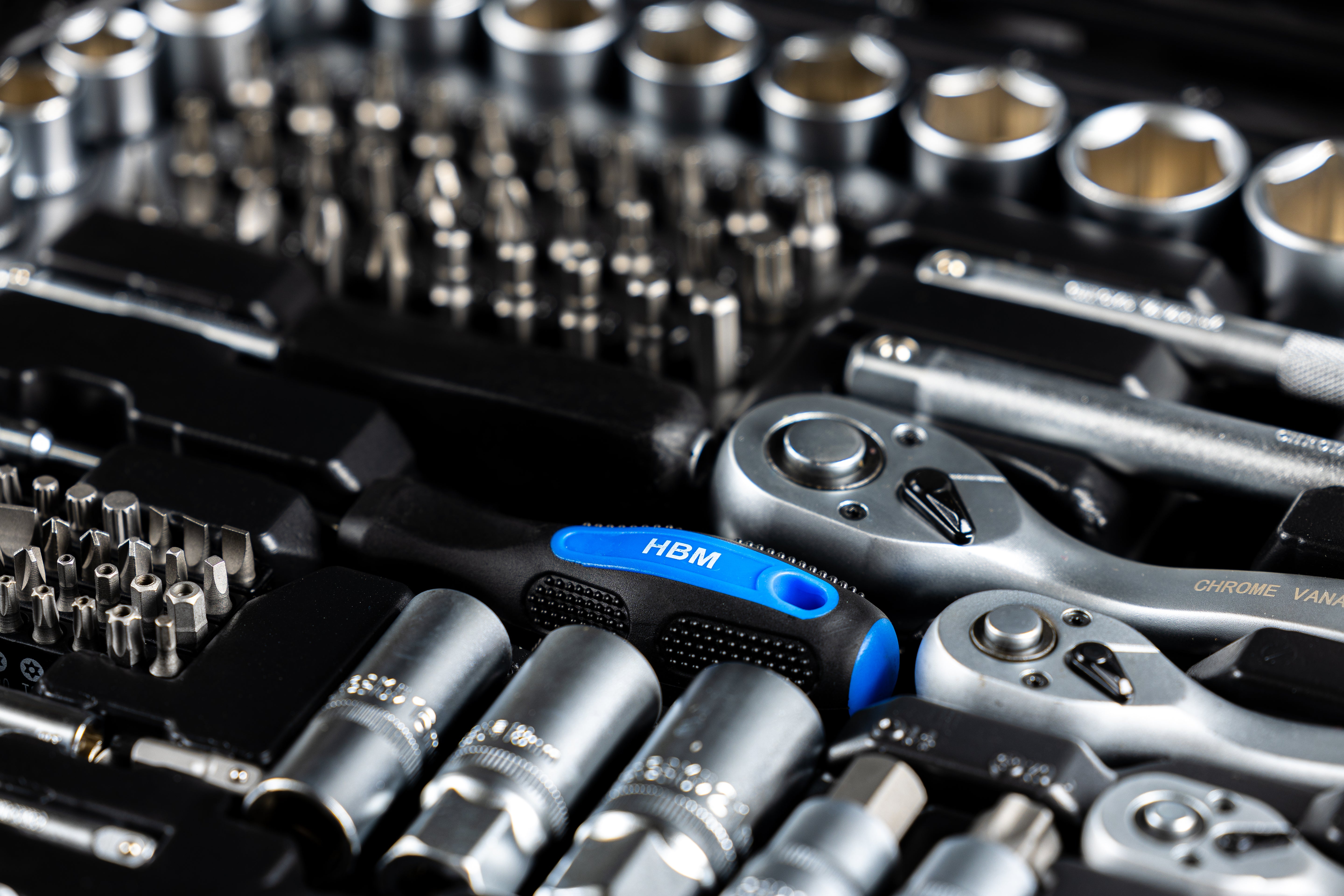 Комплект инструменти с вложки и тресчотки 1/2 3/8 1/4 216 части HBM