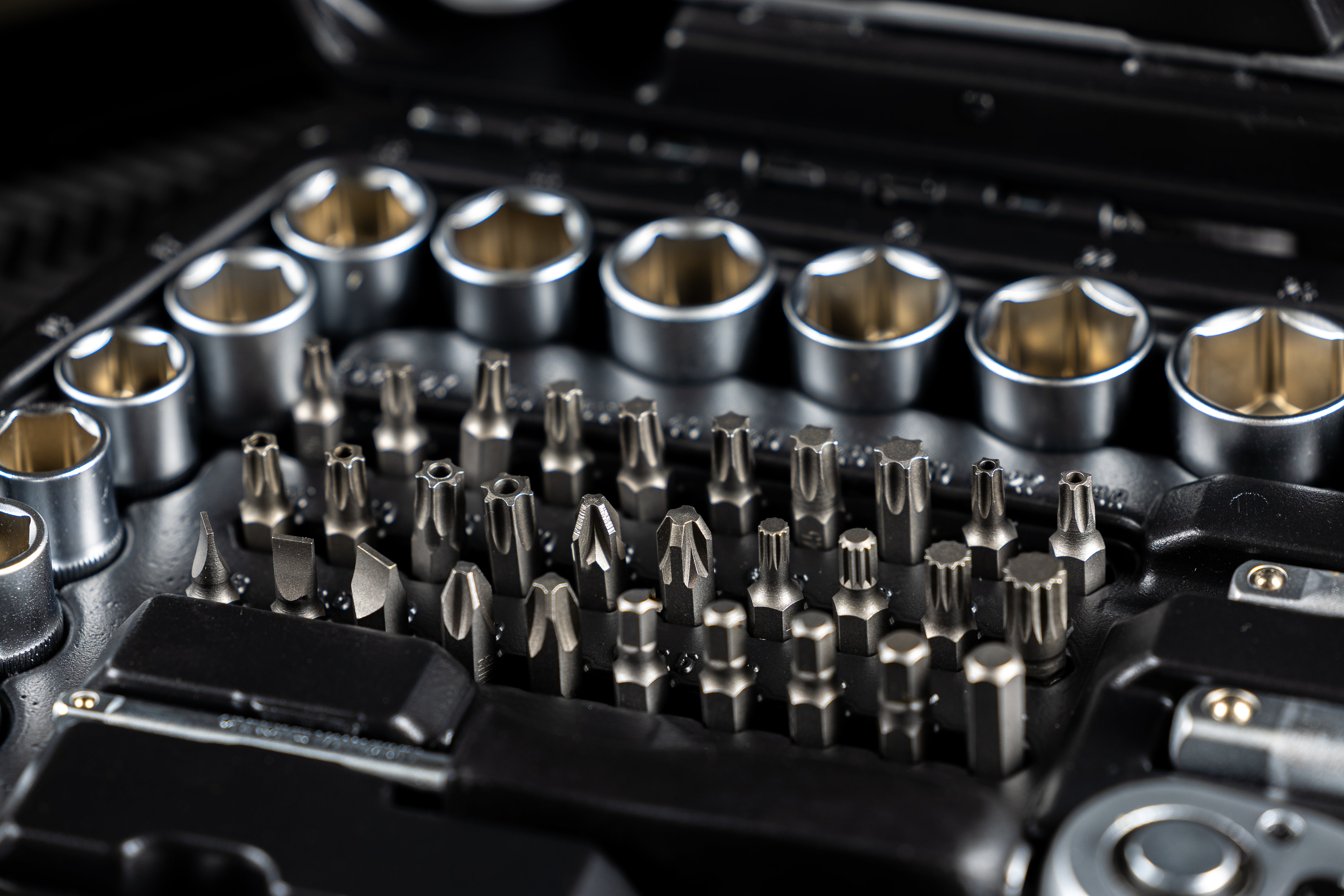 Комплект инструменти с вложки и тресчотки 1/2 3/8 1/4 216 части HBM