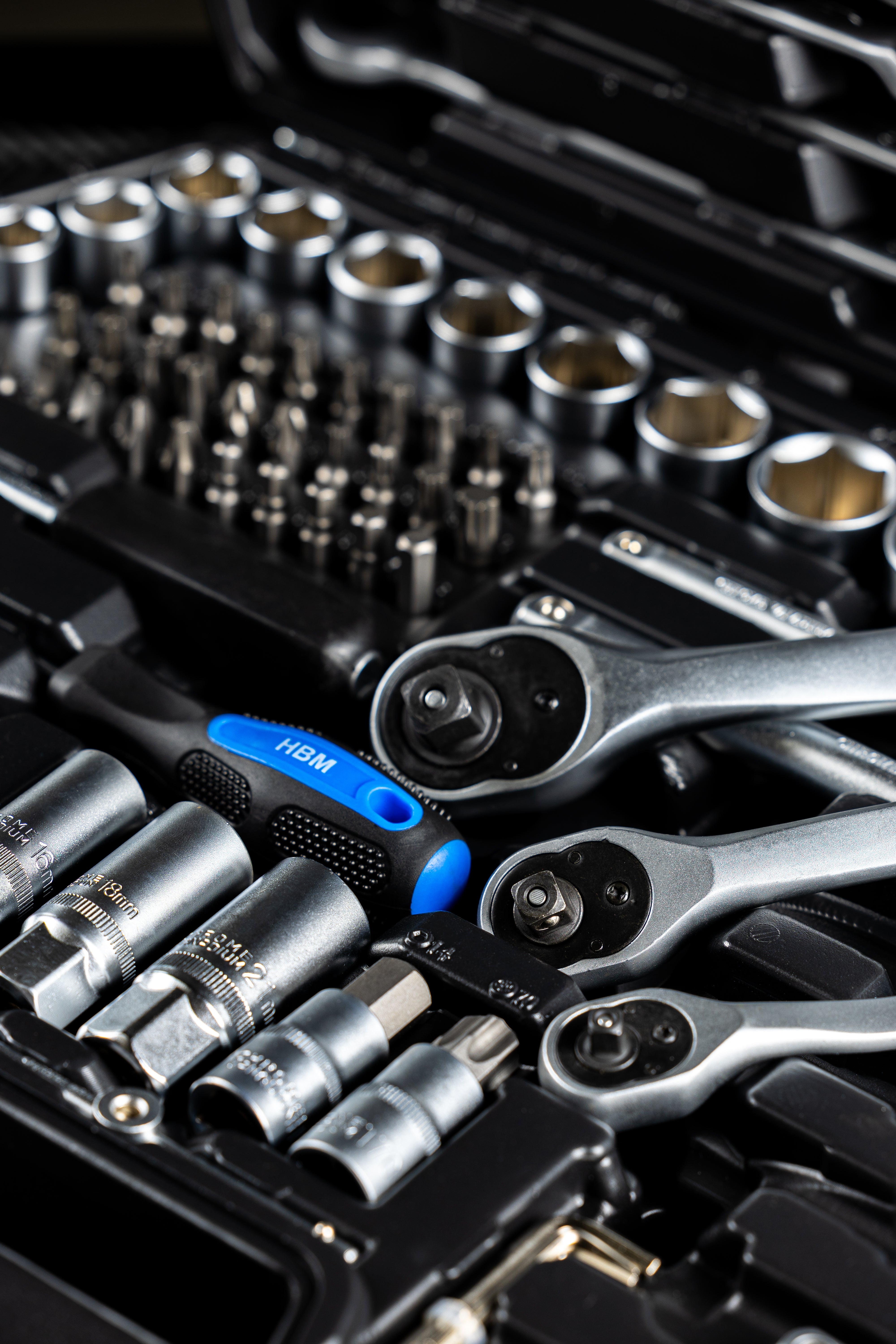 Комплект инструменти с вложки и тресчотки 1/2 3/8 1/4 216 части HBM