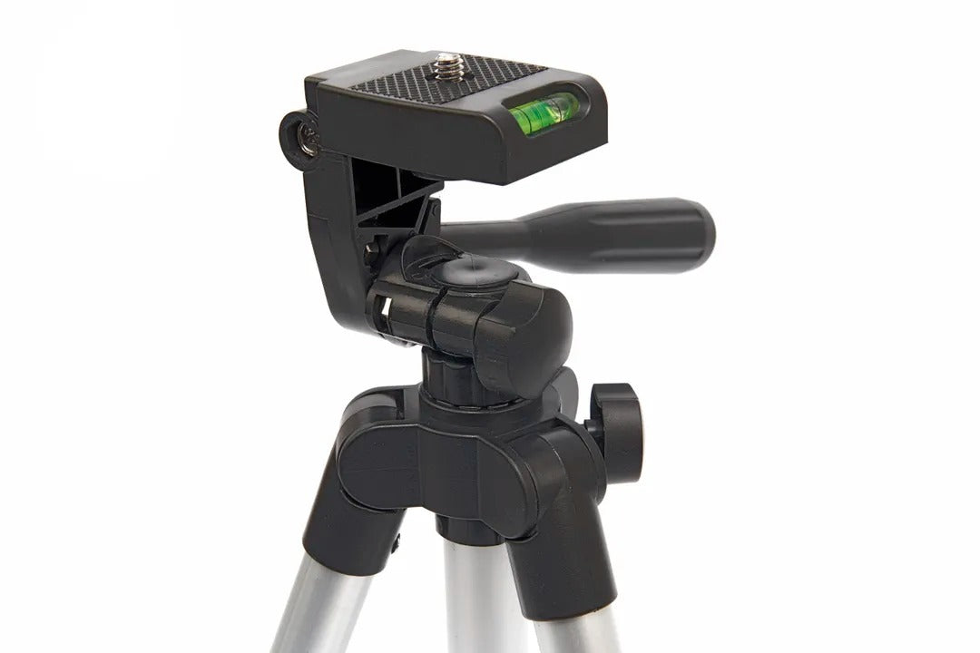 Лазерен нивелир с кръстасони линии и статив, точност ±3 мм/10 м, обхват 30 м, IP54, идеален за прецизно подравняване HBM