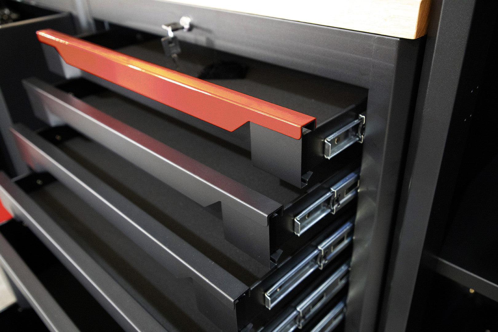 Комплект метална модулна мебел за сервиз 10 части черна/червена HBM