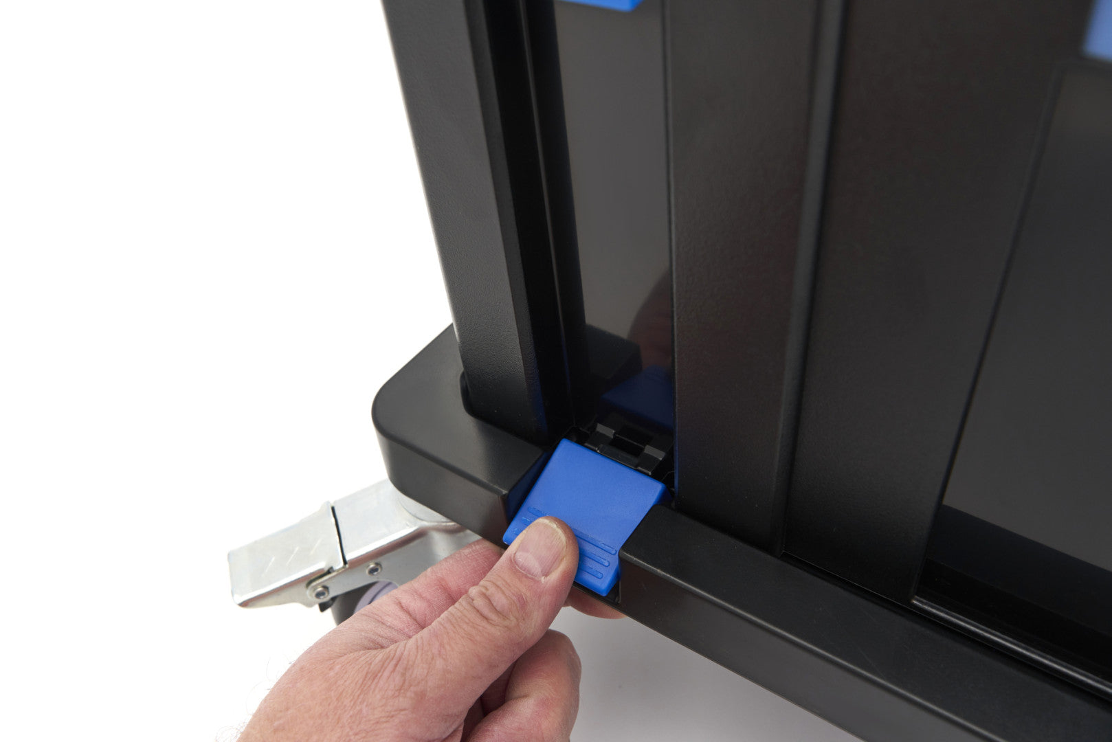 Комплект кутии за инструменти и платформа с колелца HBM, 105 части