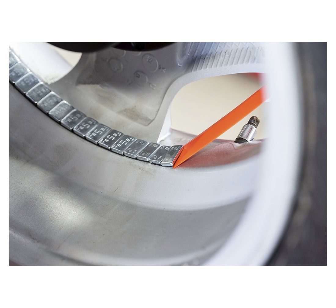 Инструмент за премахване на балансиращи тежести