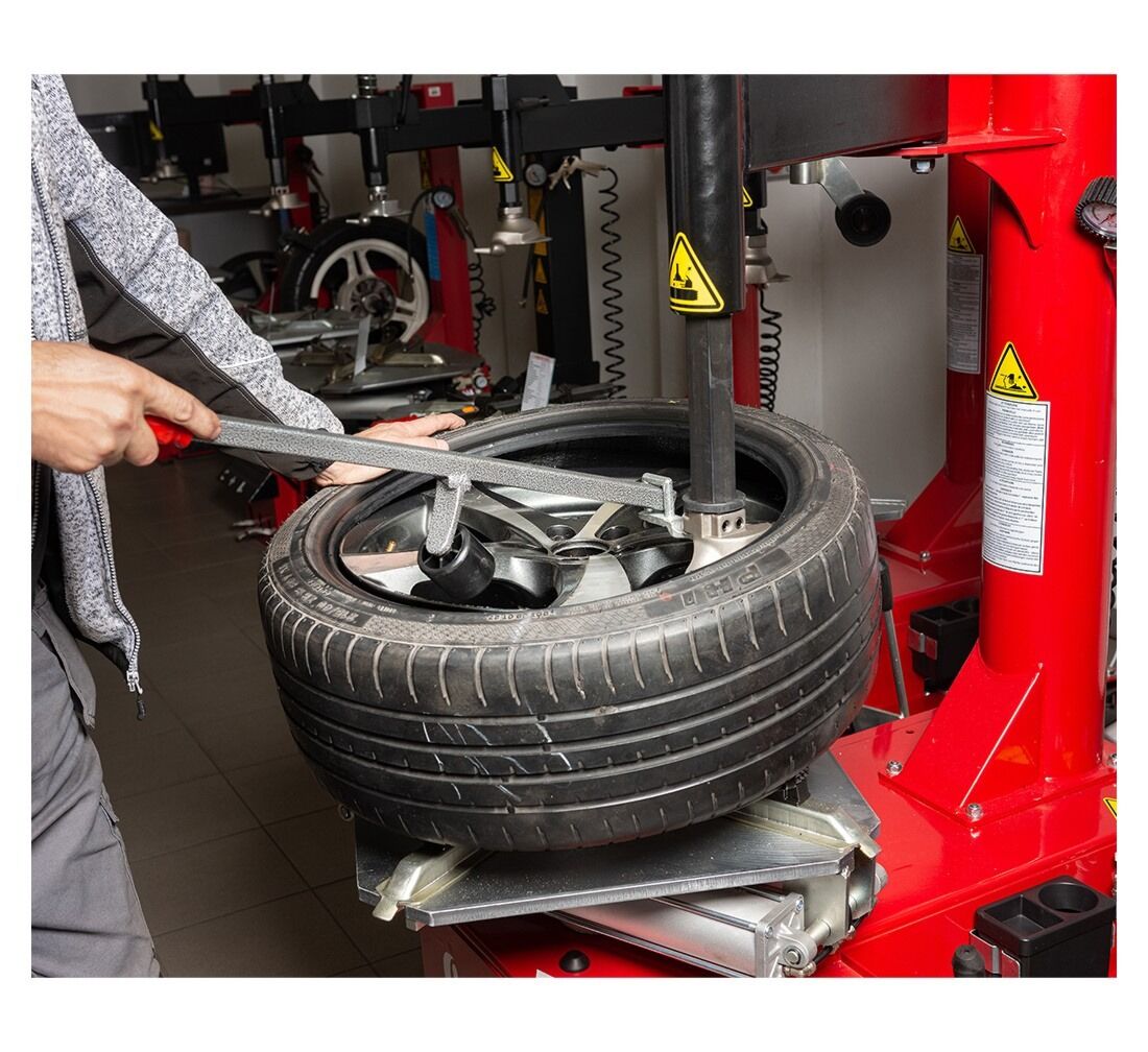 Опора с притискащ валяк за монтаж на гуми INVENTO