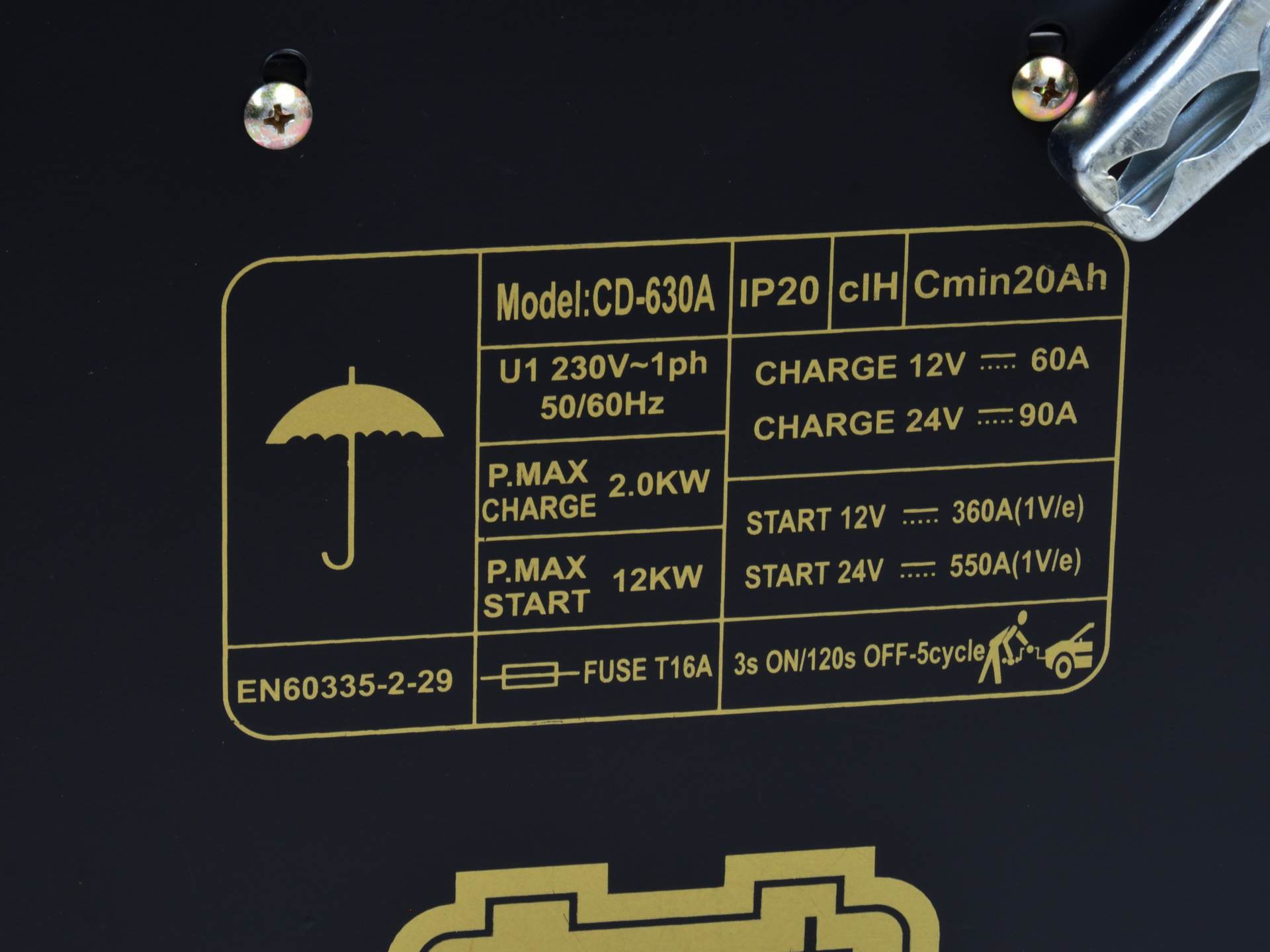 Робот за стартиране на автомобилен акумулатор 550A CLASS 630