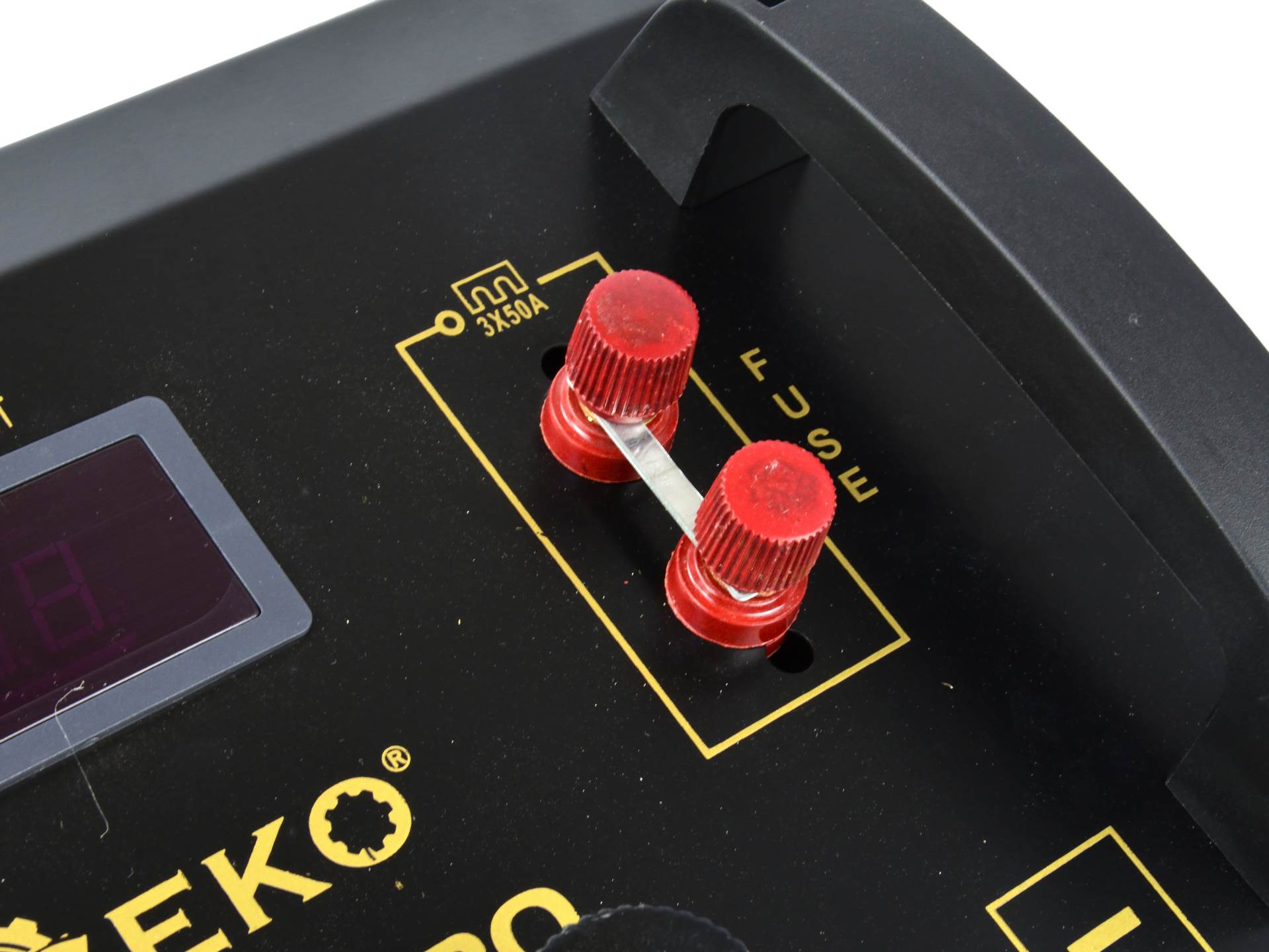 Робот за стартиране на автомобилен акумулатор 550A CLASS 630