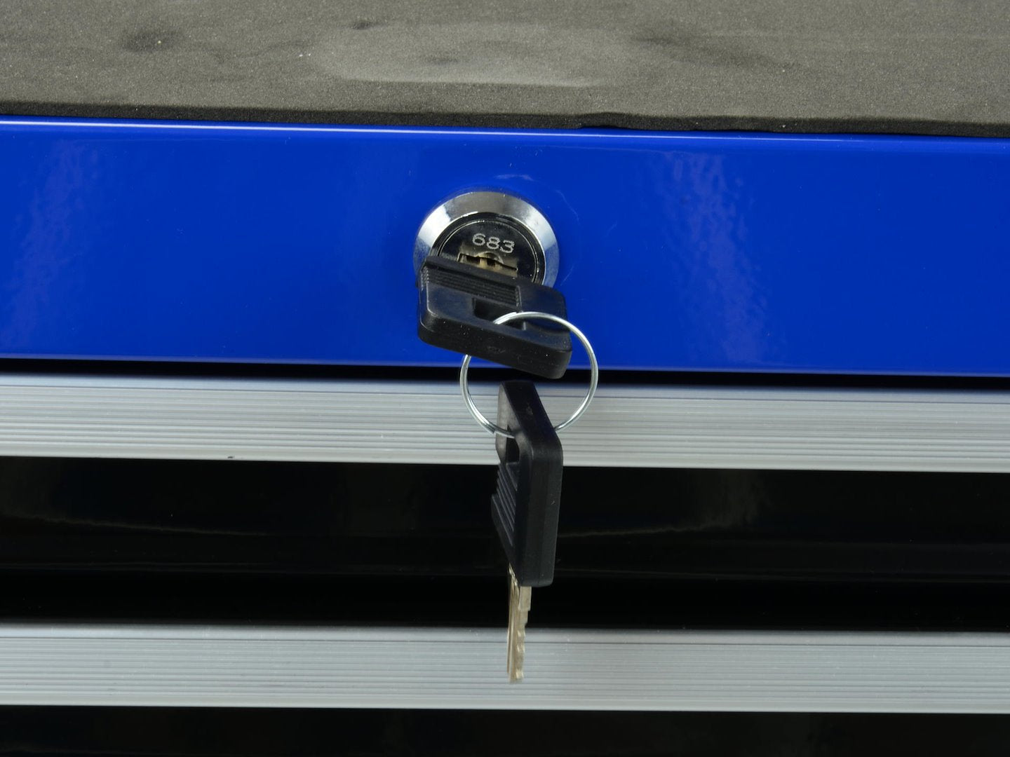 Необорудван метален шкаф за инструменти с 7 чекмеджета GEKO