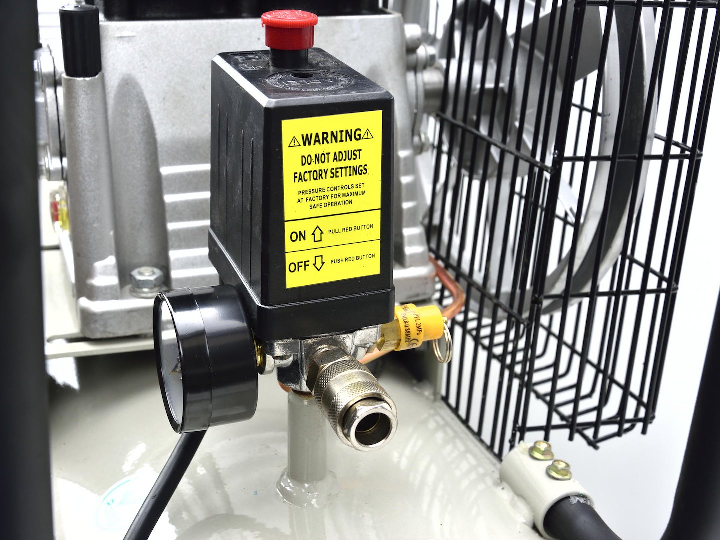 Въздушен компресор 100 л 390 л/мин. 220V GEKO